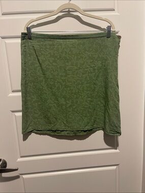 Casual Green Mini Skirt with Subtle Floral Texture